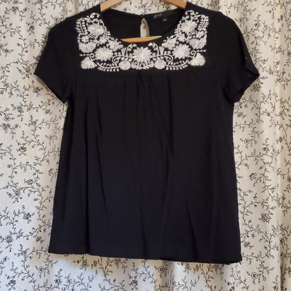 FINAL PRICE DROP!! Floral embroidery black and white top xs petite